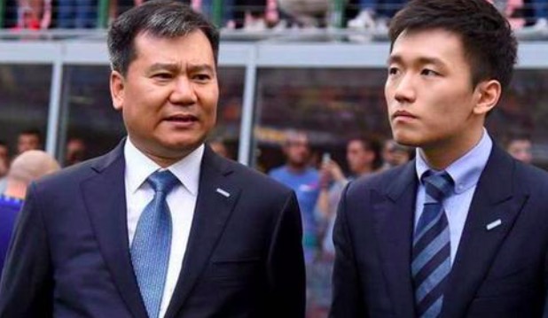 尘埃落定的是苏宁易购的新股东和归属，苏宁易购的走向却无法尘埃落定。苏宁的身子越来越沉，“市值、业务量级、市场占比以及创新效应等都赶不上阿里、京东这些互联网企业了，哪怕是一些势头强劲的创业企业，其创新模式也超前于苏宁。”一位不愿具名的财经人士称。