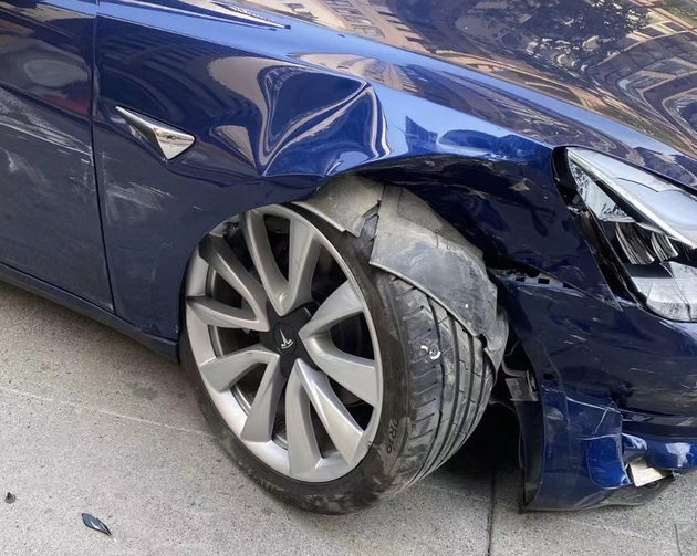 一辆遭遇事故的特斯拉Model 3（车主供图）