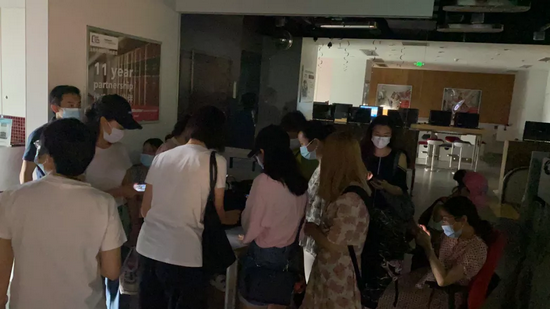 广州华尔街英语学员在门店门口统计学费信息。图/受访者提供