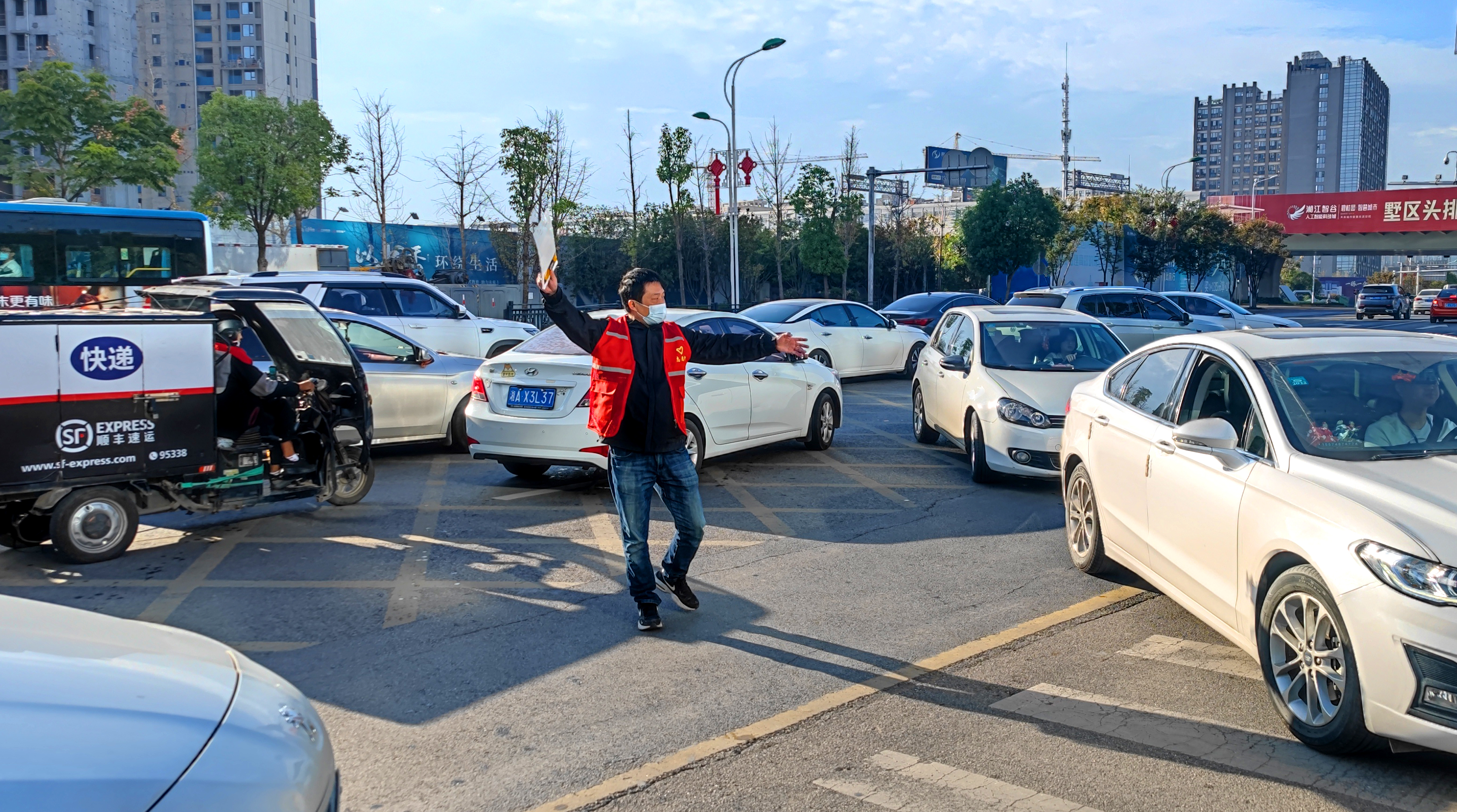 志愿者指挥交通