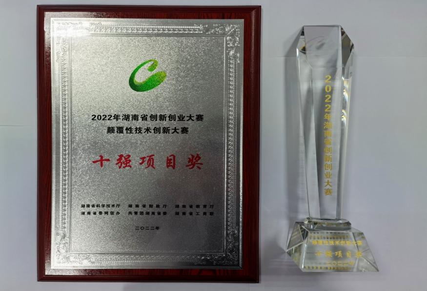 桌子上放了不同类型的海报

中度可信度描述已自动生成