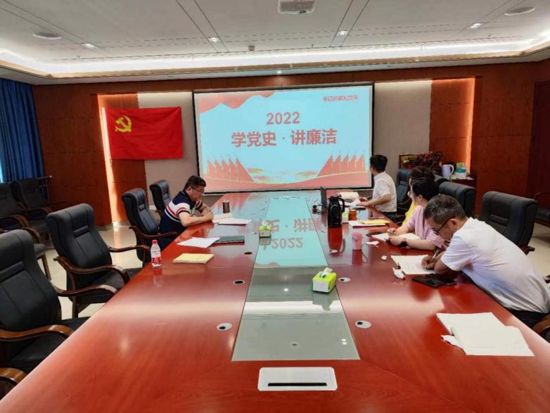 人们在看台上的人在房间里

中度可信度描述已自动生成